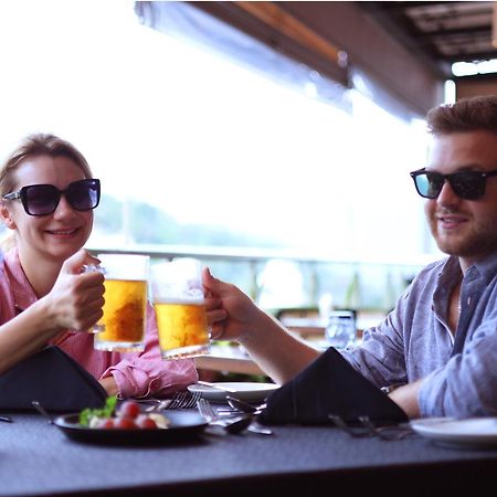 Grand Serendib Hotel Kandy Exterior foto A couple drinking beer