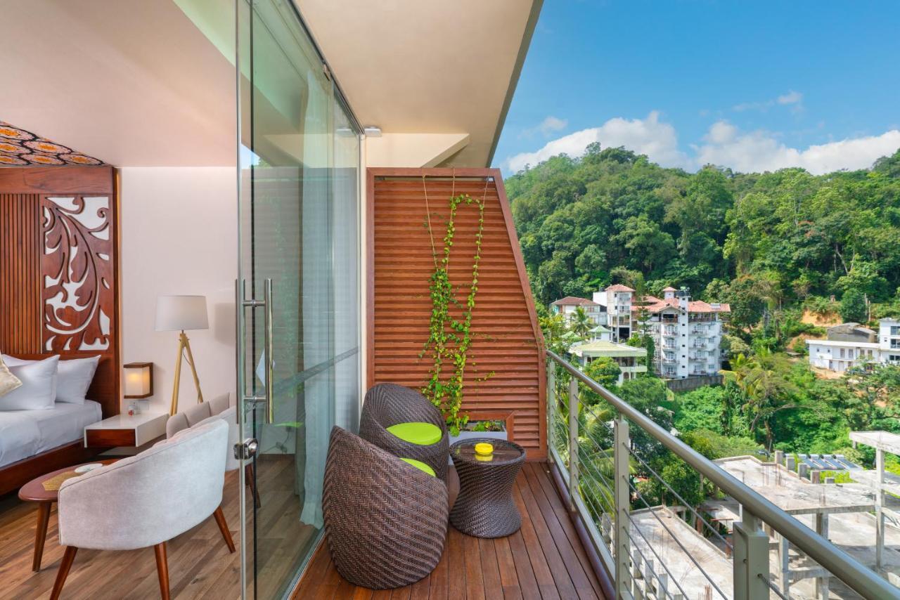 Grand Serendib Hotel Kandy Exterior foto A balcony