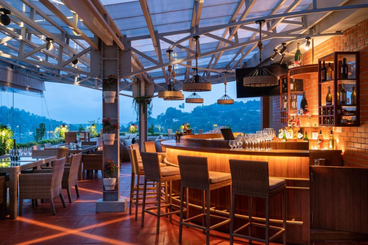 Grand Serendib Hotel Kandy Exterior foto Sky Bar
