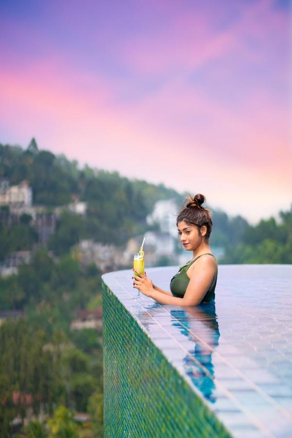 Grand Serendib Hotel Kandy Exterior foto A woman at the pool