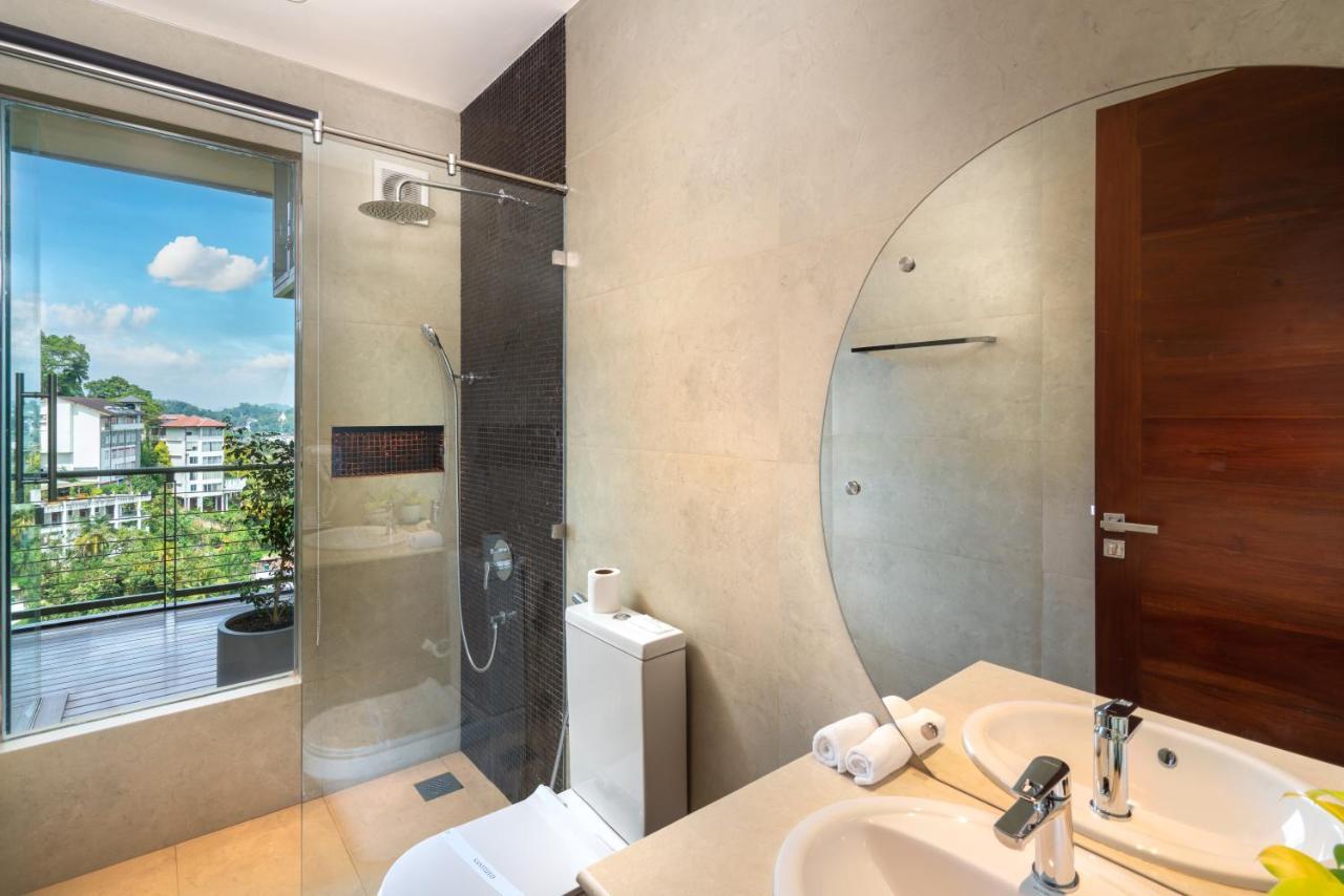 Grand Serendib Hotel Kandy Exterior foto A bathroom in a condominium