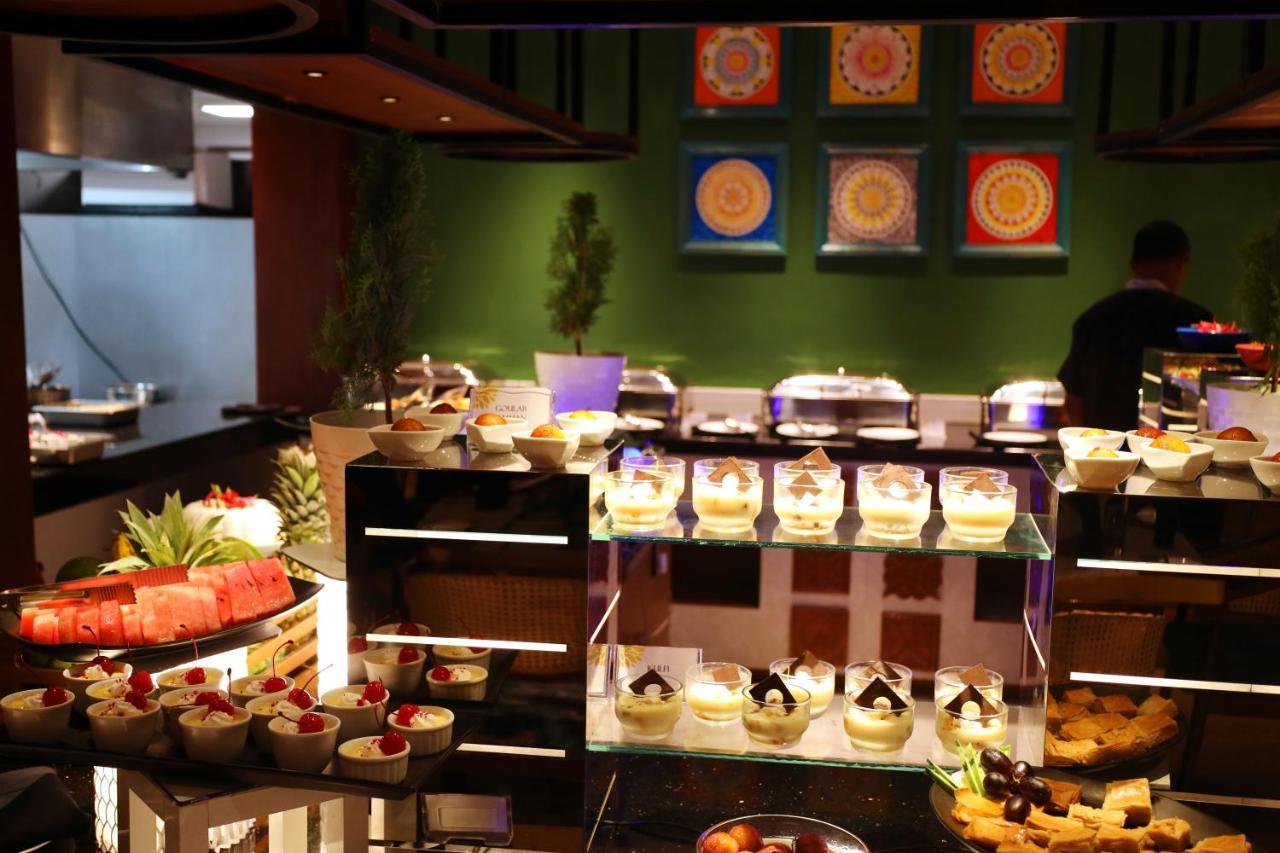 Grand Serendib Hotel Kandy Exterior foto A dessert buffet