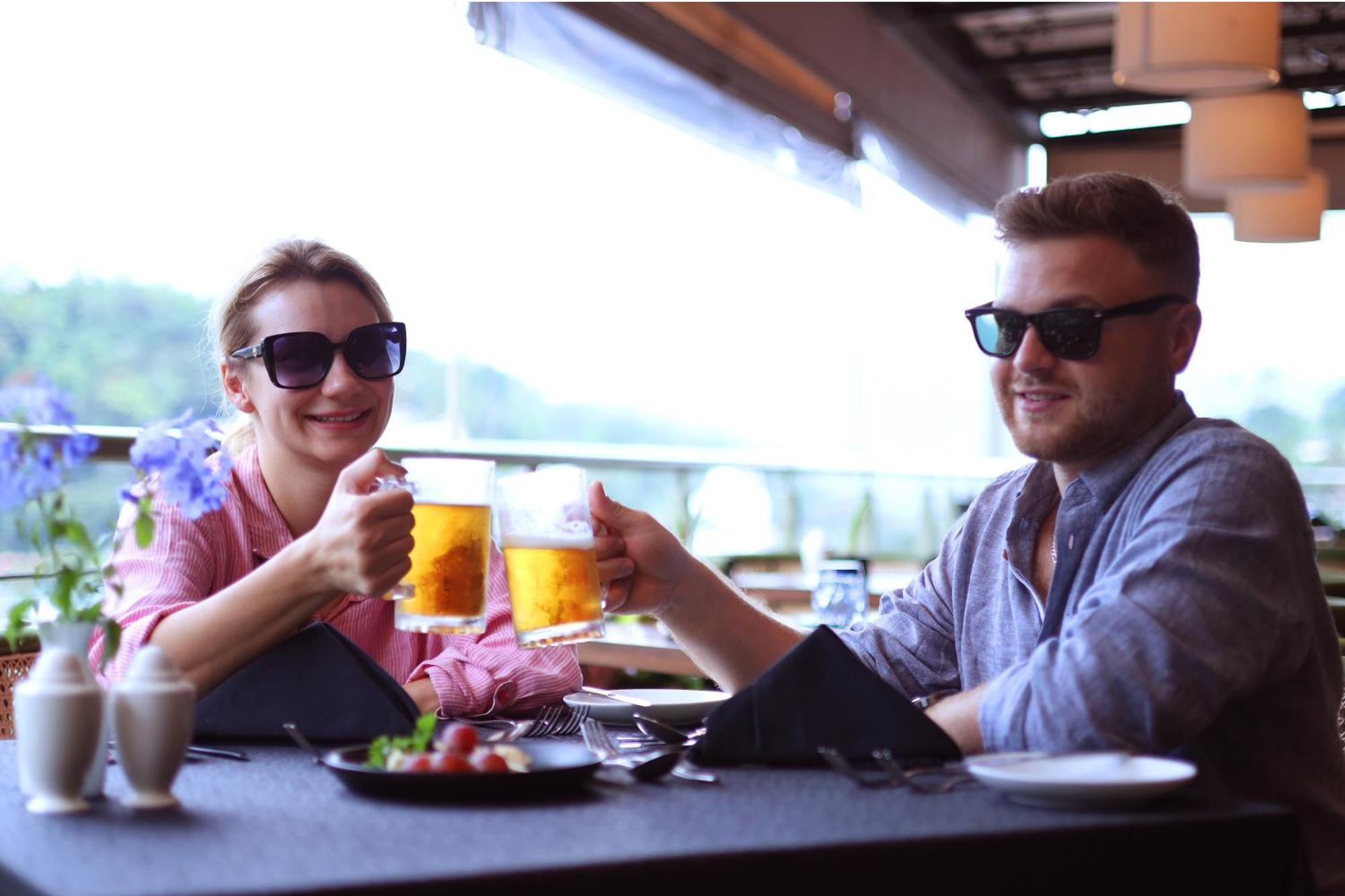 Grand Serendib Hotel Kandy Exterior foto A couple drinking beer