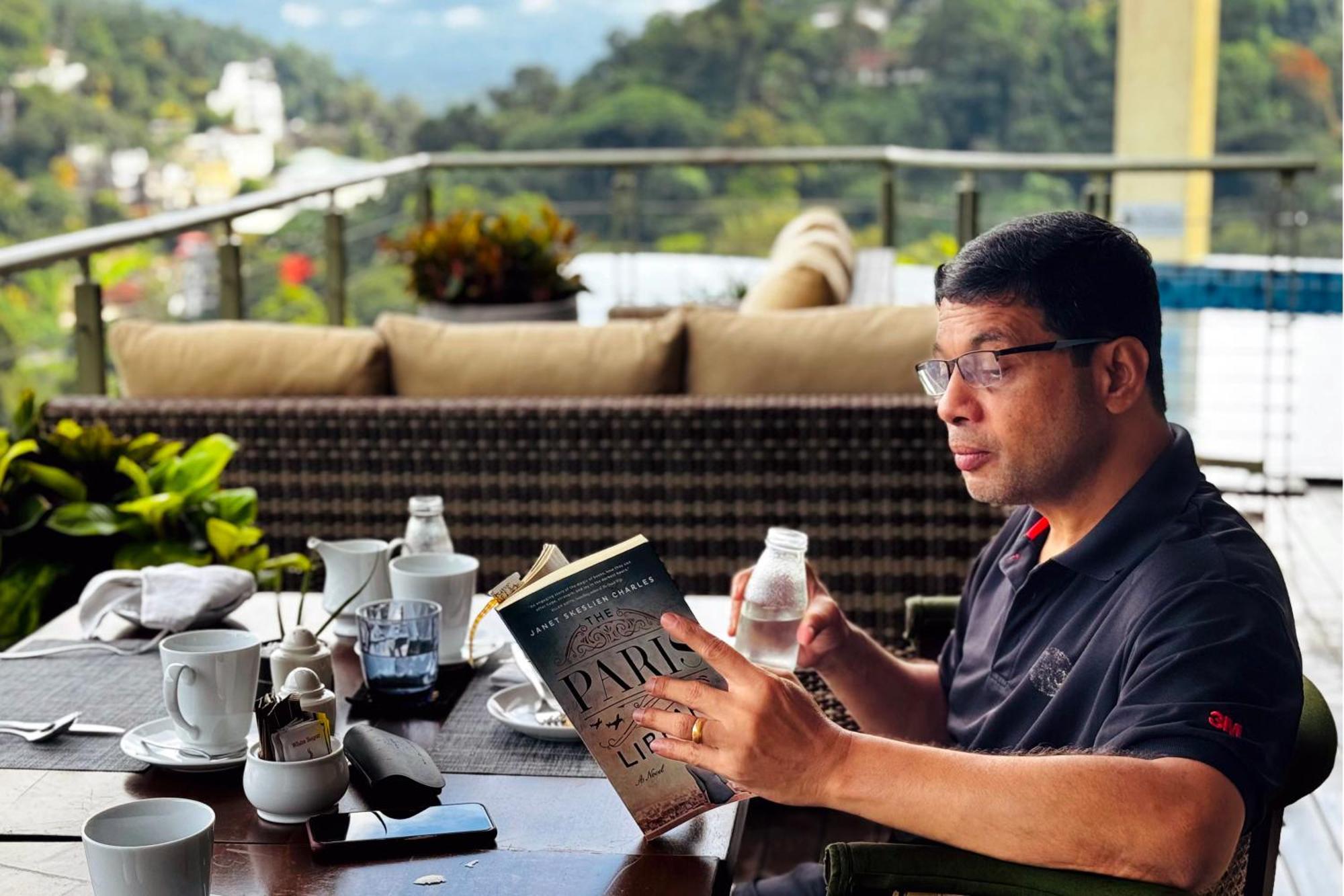 Grand Serendib Hotel Kandy Exterior foto A man reading a book