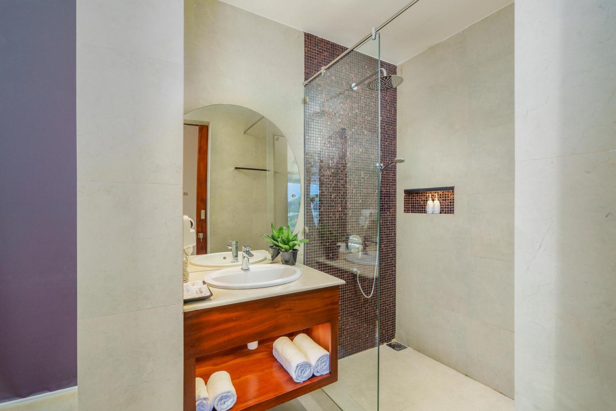 Grand Serendib Hotel Kandy Exterior foto A shower enclosure